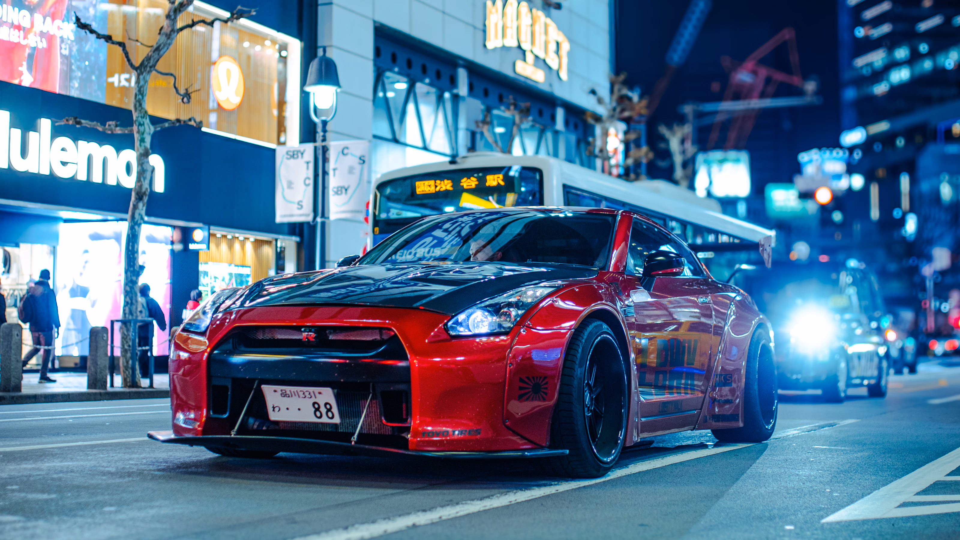 Deportivo rojo en una calle de Japón durante la noche
