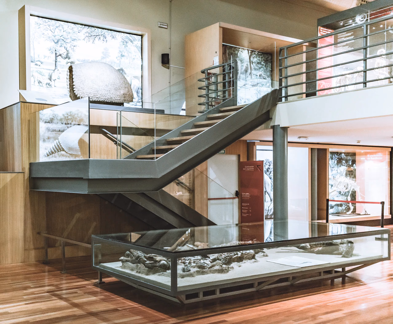 Escalera metálica en un interior de exposición