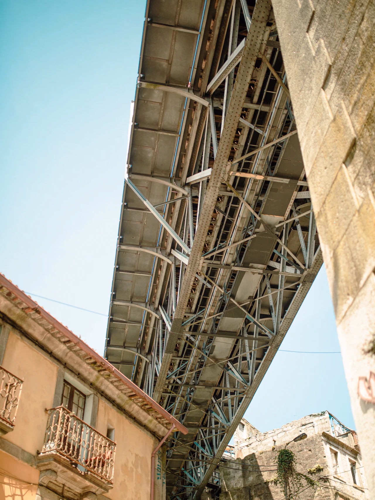 Estructura de un puente de Oporto vista desde abajo