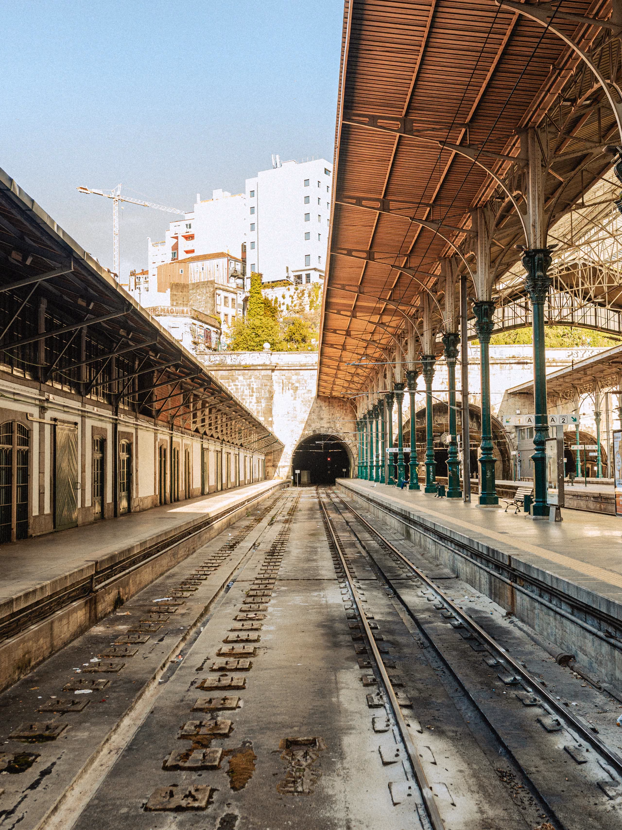 Vías y andenes de una estación de Oporto