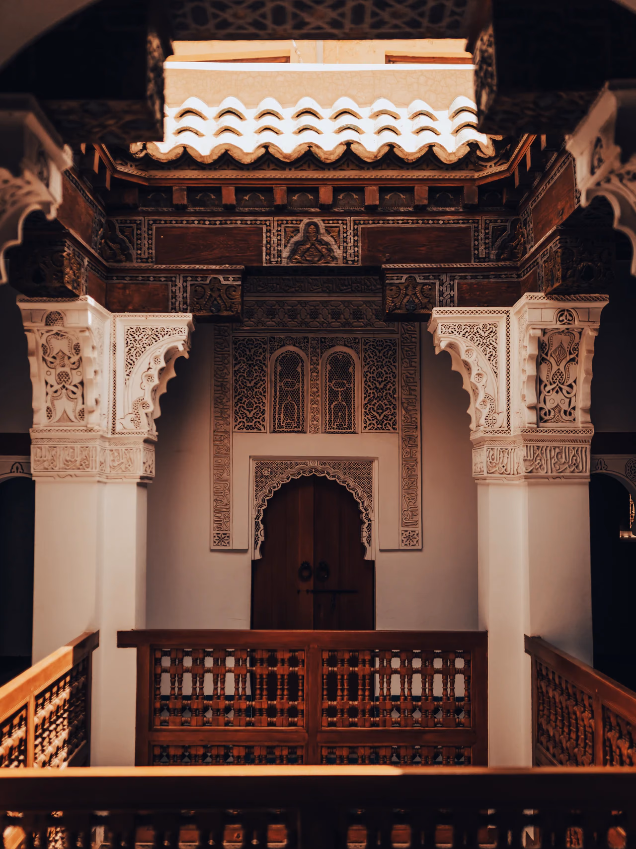 Patio con arquitectura y ornamentación tradicional en Marruecos